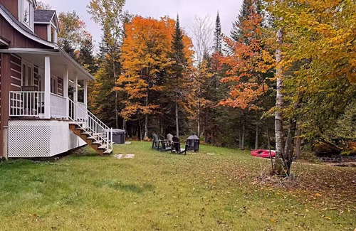 Amherst Chalet De Esquí | Cozy Fall Waterfront Chalet w/Spa and Beach Volleyball. Near Mont-Tremblant