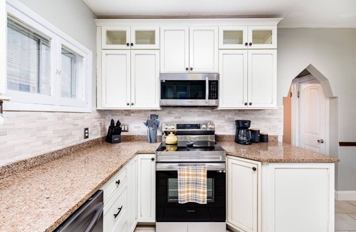 The Hill Casa | Cozy Family Cottage - Historic Top of "The Hill"