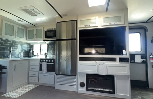 Henrietta Alquiler De RV | Cozy family friendly camper in tranquil Forest City with AC, WiFi