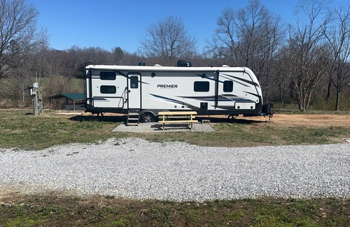 Henrietta Alquiler De RV | Cozy family friendly camper in tranquil Forest City with AC, WiFi