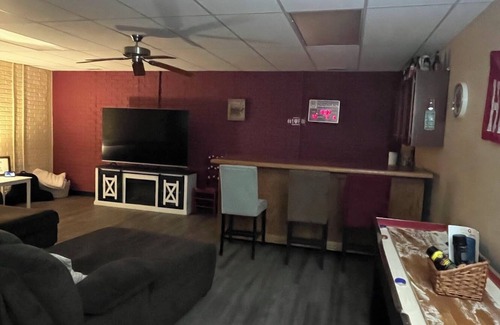 Greencastle Casa | Cozy family home complete with 2 friendly cats--close to everything!
