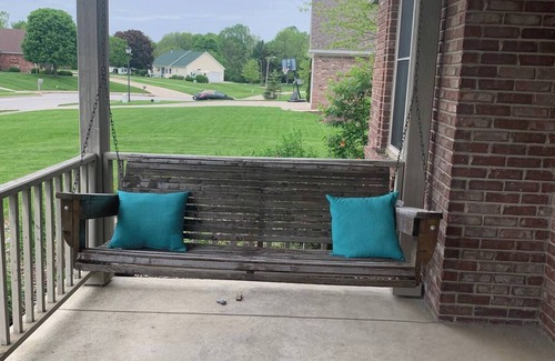 Greencastle Casa | Cozy family home complete with 2 friendly cats--close to everything!