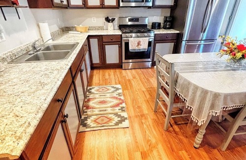 White Hall Apartamento | Cozy Farm Home Near I83. Minutes from wedding venues!