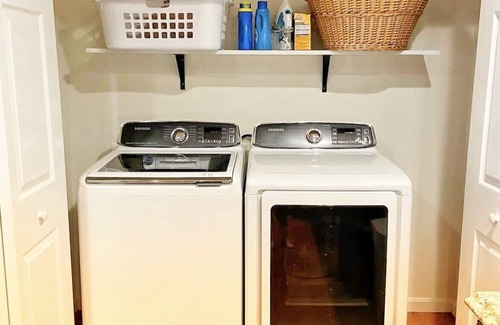 White Hall Apartamento | Cozy Farm Home Near I83. Minutes from wedding venues!