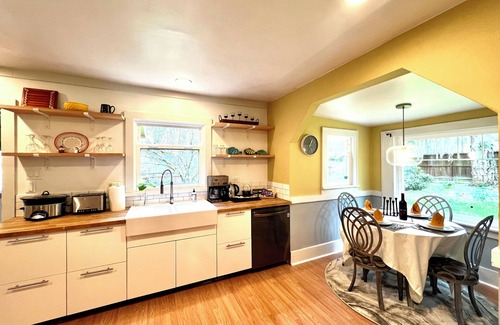 Woodinville Casa | Cozy farmhouse nestled in huge private Park-like Lot-Minutes away from Wineries