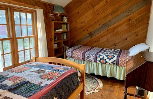 Rowe Otro | Cozy Farmhouse Retreat in the Berkshires - Gabriel’s Room