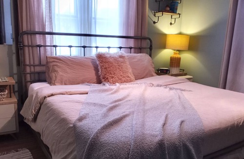 Alden Otro | Cozy farmhouse w/hot tub - 5 min from Torch lake