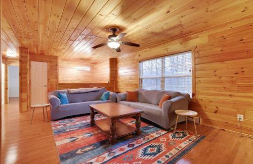 Hickory Hills Casa | Cozy Freeland Retreat- Firepit Pool Table Hot Tub
