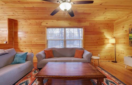 Hickory Hills Casa | Cozy Freeland Retreat- Firepit Pool Table Hot Tub