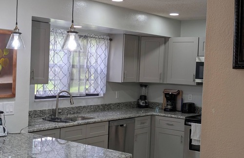 Palm Bay Casa | Cozy full house centrally located to main Florida attractions and beaches.