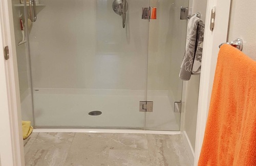 North San Jose Condominio | Acogedor dormitorio amueblado con baño privado en el pasillo en el norte de San José 聖 何 西 寬敞 整洁 整洁 大 臥室