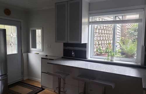 Kitsilano Apartamento | Cozy garden suite for six in beautiful Kits Point, half a block from Kits Beach.