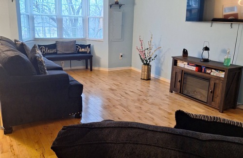 Laurel Casa | Cozy Gem Close to Everything!