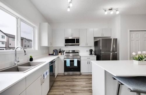 Southeast Edmonton Casa | *Cozy Getaway* 4 Beds| Close to Airport