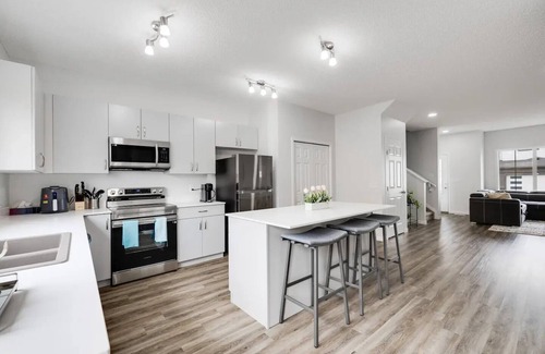 Southeast Edmonton Casa | *Cozy Getaway* 4 Beds| Close to Airport