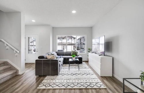 Southeast Edmonton Casa | *Cozy Getaway* 4 Beds| Close to Airport