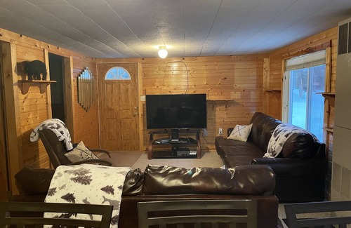 Crivitz Cabina | Cozy Getaway by Crooked Lake. Steps to the boat launch