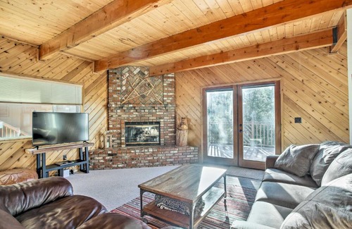 Upper Moonridge Casa | Cozy Getaway Cabin Deck and Hot Tub with Views!