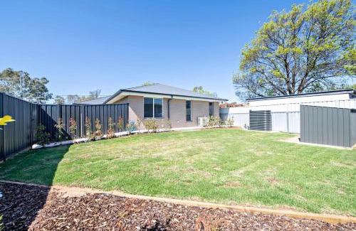 Dubbo Casa | Cozy Getaway - Modern, Garden View