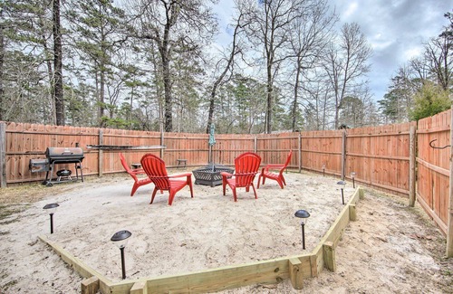 Jefferson Cabaña | Cozy Getaway Near Lake O’ the Pines with Firepit & Pet-Friendly Bliss!