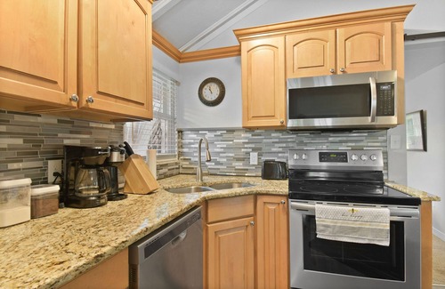 Babson Park Casa | Cozy Getaway with a Wrap-Around Deck, Gym, Pac-Man, and more!