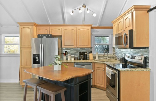 Babson Park Casa | Cozy Getaway with a Wrap-Around Deck, Gym, Pac-Man, and more!