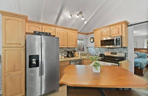 Babson Park Casa | Cozy Getaway with a Wrap-Around Deck, Gym, Pac-Man, and more!