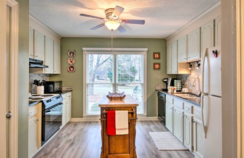 Greenwood Condominio | ¡NUEVO! Cozy Greenwood Condo w / Patio - 2 millas a Dwtn!