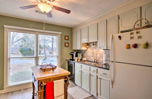 Greenwood Condominio | ¡NUEVO! Cozy Greenwood Condo w / Patio - 2 millas a Dwtn!