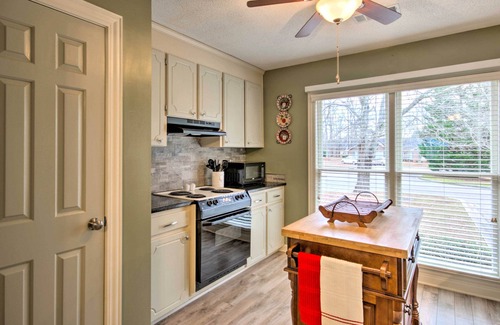 Greenwood Condominio | ¡NUEVO! Cozy Greenwood Condo w / Patio - 2 millas a Dwtn!