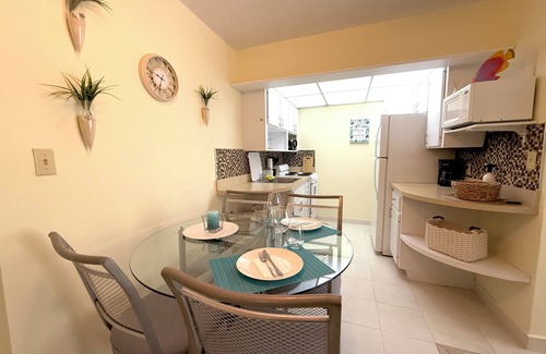Williams Town Condominio | Cozy Ground Floor Apartment in Coral Beach Condominium