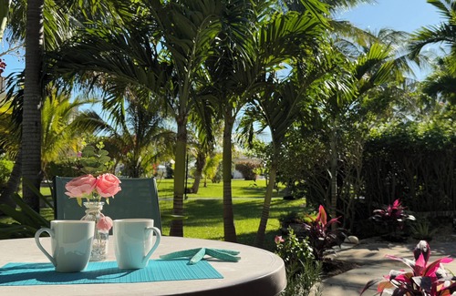 Williams Town Condominio | Cozy Ground Floor Apartment in Coral Beach Condominium