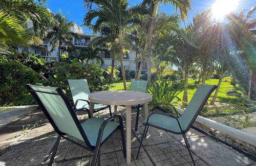 Williams Town Condominio | Cozy Ground Floor Apartment in Coral Beach Condominium