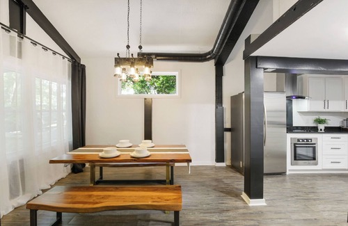 Atlanta Cabina | Cozy Guest House cabin style with 1 bedroom King Bed, Private Walking Trails
