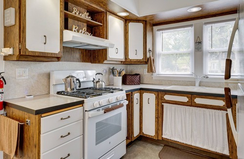 Hart Casa | Cozy Hart Getaway w/ Fire Pit < 1 Mi to Lake!