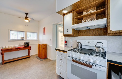 Hart Casa | Cozy Hart Getaway w/ Fire Pit < 1 Mi to Lake!