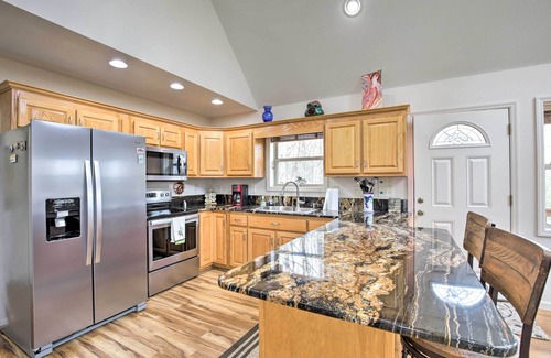 Hayesville Cabina | Cozy Hayesville Retreat w/ Deck & Mtn Views!