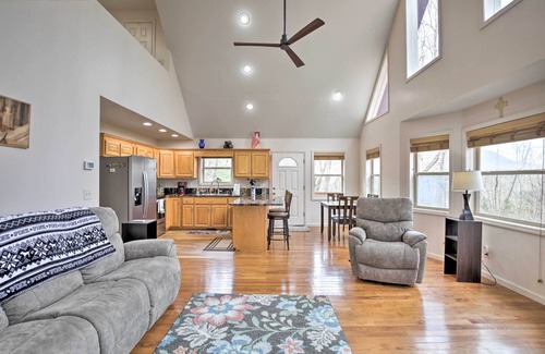 Hayesville Cabina | Cozy Hayesville Retreat w/ Deck & Mtn Views!