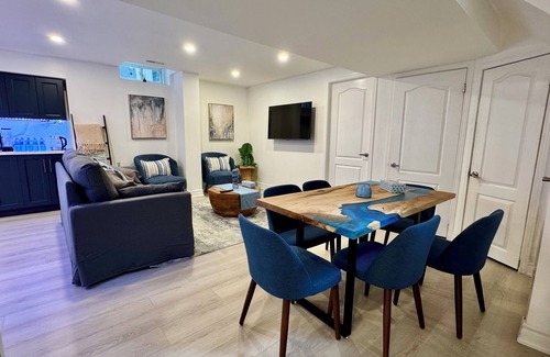 Erin Mills Apartamento | Cozy Hidden Gem | Stylish 2BR + Sofa Bed | Comfort