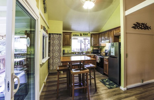 Fern Acres Casa | ACOGEDORA EN EL HUERTO DE OHIA, UBICADA ABAJO ABAJO DEL PARQUE NACIONAL DEL VOLCÁN