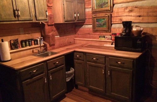 Barnardsville Cabina | Acogedor refugio histórico en cabaña: visite los senderos justo al lado de la granja. Mascota amigable.