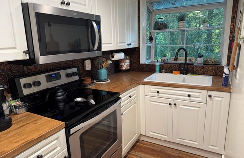 Hacienda Cabina | Cozy historic cabin perched above the Russian River
