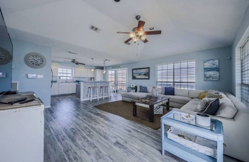 Jamaica Beach Casa | Cozy Holiday Home, Large Deck & Fenced Yard