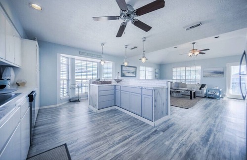 Jamaica Beach Casa | Cozy Holiday Home, Large Deck & Fenced Yard