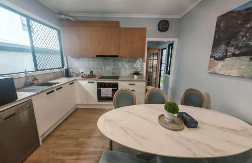 Cannon Hill Casa | COZY Holiday House just 15 mins from Brisbane City next to Train Station