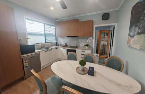 Cannon Hill Casa | COZY Holiday House just 15 mins from Brisbane City next to Train Station