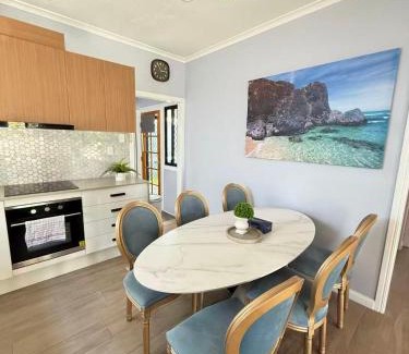 Cannon Hill Casa | COZY Holiday House just 15 mins from Brisbane City next to Train Station