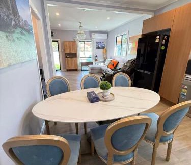 Cannon Hill Casa | COZY Holiday House just 15 mins from Brisbane City next to Train Station