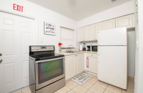 North Central Hollywood Apartamento | Cozy Hollywood Apartment with AC/Wifi/Parking in the Heart of the City!