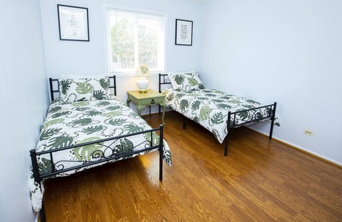 Vernon Hills Casa | Cozy home, 4 bdrm, 2.5 bath, fenced backyard, pet friendly, desirable location